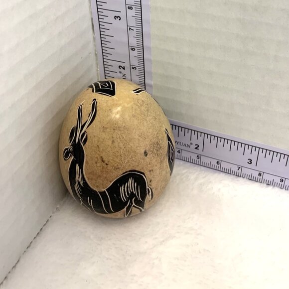 Vintage KENYA Hand Made Carved Smooth Stone Egg Etched & Painted Lion & Deer - Picture 6 of 6